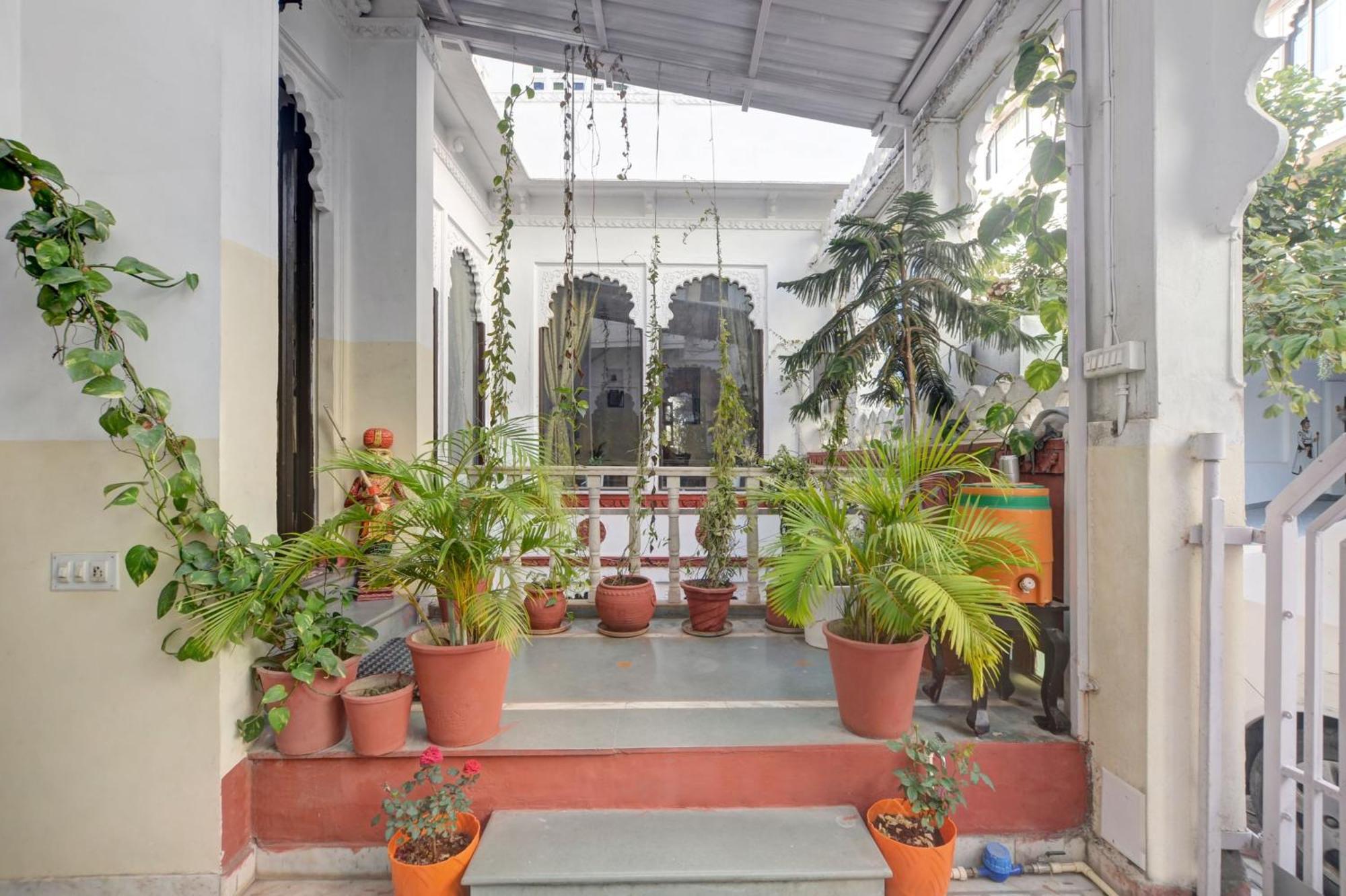 Hotel Girnar 4*