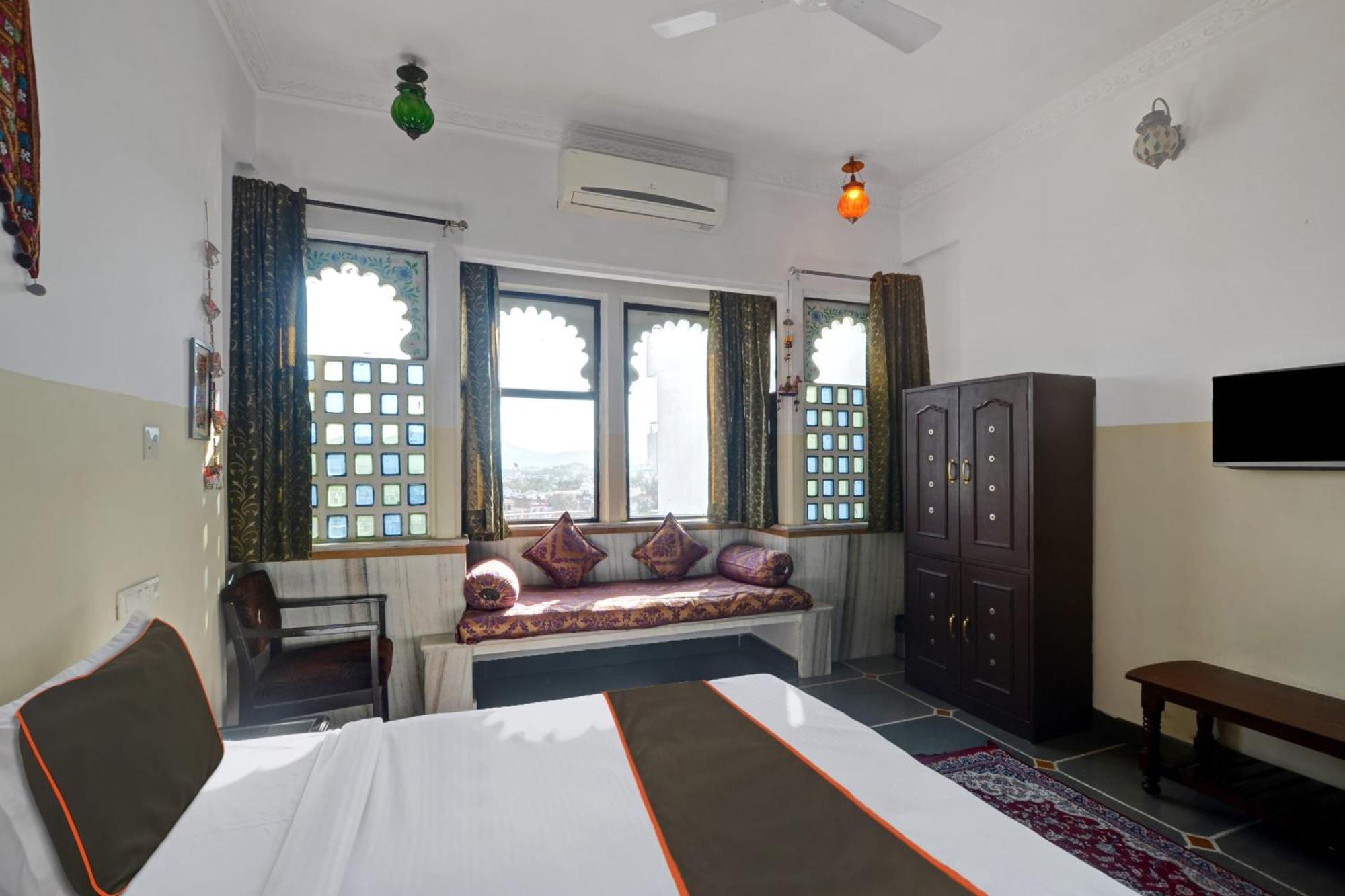 Hotel Girnar 4*